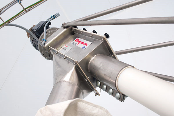 The flexible screw conveyor is driven beyond the point at which sugar is discharged, preventing material contact with bearings or seals.